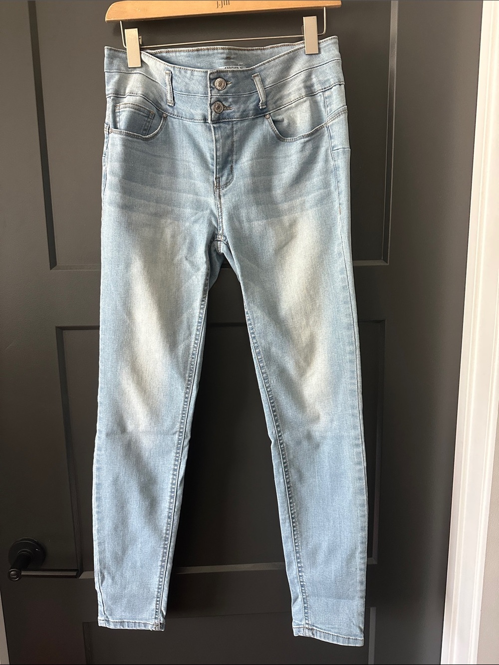 Light Wash Women’s High-Rise Push-Up Skinny Jeans